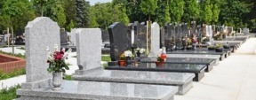 Photo de monuments funéraires au cimetière